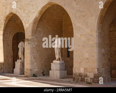 Rhodos, Griechenland - 21. April 2023: Rhodos mittelalterliches Rittermuseum, auch bekannt als Kastello, ist eine mittelalterliche Burg in Rhodos. Die Stockfoto