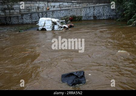 210716 -- VERVIERS BELGIEN, 16. Juli 2021 -- Foto aufgenommen am 16. Juli 2021 zeigt ein gebrochenes Fahrzeug in einem Fluss in Verviers, Belgien. Belgien hat den 20. Juli zu einem nationalen Tag der Trauer über die Opfer des Unwetters der letzten Tage erklärt. 21 Menschen starben und 18 wurden am Freitag nach Sturzfluten vermisst, bei denen Flüsse ihre Ufer im Süden und Osten des Landes platzen sahen. BELGIEN-VERVIERS-FLOOD-AFTERMATH ZhangxCheng PUBLICATIONxNOTxINxCHN Stockfoto