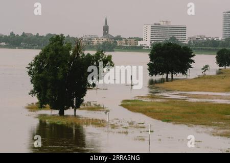 210716 -- DÜSSELDORF, 16. Juli 2021 -- am 16. Juli 2021 wird das Rheinufer in Düsseldorf überflutet. Die Zahl der Todesopfer durch die Flutkatastrophe, die durch starke Regenfälle in West- und Süddeutschland ausgelöst wurde, ist laut Polizei und Kommunalbehörden zum Freitagmittag auf über 100 gestiegen. Foto von /Xinhua GERMANY-DÜSSELDORF-FLOODS TangxYing PUBLICATIONxNOTxINxCHN Stockfoto