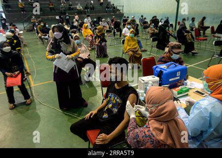 210717 -- TANGERANG, 17. Juli 2021 -- Ein Mann erhält eine Dosis COVID-19-Impfstoff während einer Massenimpfungskampagne im Ciledug Youth Sport Center in Tangerang, Indonesien, 17. Juli 2021. Aufgrund des Anstiegs der COVID-19-Fälle in den letzten Tagen im Land hat Indonesien das Impfprogramm gegen die anhaltende Coronavirus-Krankheit aufgestockt. INDONESIEN-TANGERANG-COVID-19-IMPFUNG AGUNGXKUNCAHYAXB. PUBLICATIONxNOTxINxCHN Stockfoto