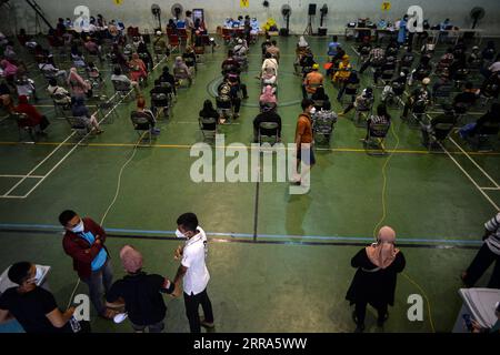 210717 -- TANGERANG, 17. Juli 2021 -- Menschen warten darauf, während einer Massenimpfungskampagne gegen COVID-19 im Ciledug Youth Sport Center in Tangerang, Indonesien, am 17. Juli 2021 geimpft zu werden. Aufgrund des Anstiegs der COVID-19-Fälle in den letzten Tagen im Land hat Indonesien das Impfprogramm gegen die anhaltende Coronavirus-Krankheit aufgestockt. INDONESIEN-TANGERANG-COVID-19-IMPFUNG AGUNGXKUNCAHYAXB. PUBLICATIONxNOTxINxCHN Stockfoto