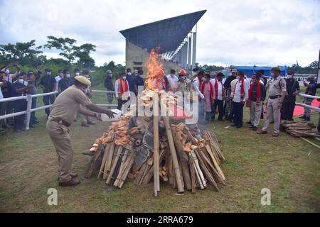 210717 -- KARBI ANGLONG, 17. Juli 2021 -- indische Polizei zerstört konfisziertes Marihuana durch Feuer während einer Anti-Drogen-Kampagne im indischen Bundesstaat Assam im Nordosten Indiens, 17. Juli 2021. STR/Xinhua INDIA-ASSAM-ANTI-DRUG-KAMPAGNE JavedxDar PUBLICATIONxNOTxINxCHN Stockfoto