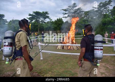 210717 -- KARBI ANGLONG, 17. Juli 2021 -- indische Polizei zerstört konfisziertes Marihuana durch Feuer während einer Anti-Drogen-Kampagne im indischen Bundesstaat Assam im Nordosten Indiens, 17. Juli 2021. STR/Xinhua INDIA-ASSAM-ANTI-DRUG-KAMPAGNE JavedxDar PUBLICATIONxNOTxINxCHN Stockfoto