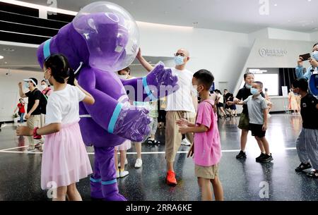 210718 -- SHANGHAI, 18. Juli 2021 -- Menschen interagieren mit Kefei, dem Maskottchen des Shanghai Astronomy Museum, im ostchinesischen Shanghai, 18. Juli 2021. Das Shanghai Astronomy Museum, das größte Planetarium der Welt in Bezug auf die Größe des Gebäudes, wurde am Sonntag für die Öffentlichkeit geöffnet. Das Museum erstreckt sich über eine Fläche von etwa 58.600 Quadratmetern und befindet sich in der China Shanghai Pilot Free Trade Zone Lingang Special Area. Es ist eine Zweigstelle des Shanghai Science and Technology Museum. CHINA-SHANGHAI-ASTRONOMIE-MUSEUM CN FangxZhe PUBLICATIONxNOTxINxCHN Stockfoto