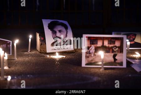210718 -- NEU DELHI, 18. Juli 2021 -- Eine Gedenkveranstaltung bei Kerzenlicht für den dänischen Siddiqui, einen indischen Fotografen der Nachrichtenagentur Reuters, der bei jüngsten Militäroperationen in Afghanistan, in Neu-Delhi, Indien, am 17. Juli 2021 getötet wurde. INDIEN-NEU-DELHI-KERZENLICHT MEMORIAL-FOTOGRAF GETÖTET IN AFGHANISTAN PARTHAXSARKAR PUBLICATIONXNOTXINXCHN Stockfoto