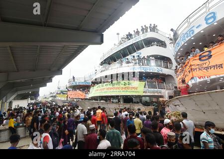 210718 -- DHAKA, 18. Juli 2021 -- Reisende werden am Terminal Sadarghat vor Eid al-Adha in Dhaka, Bangladesch, am 18. Juli 2021 gesehen. Als sich Eid al-Adha nähert, sind Hunderttausende von Dhaka-Bewohnern aus der Stadt gestreamt, um mit ihren Kite und Verwandten in Dorfhäusern an dem Festival teilzunehmen. BANGLADESCH-DHAKA-EID AL-ADHA-TRAVELERS SALIM PUBLICATIONXNOTXINXCHN Stockfoto