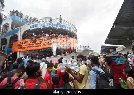 210718 -- DHAKA, 18. Juli 2021 -- Reisende werden am Terminal Sadarghat vor Eid al-Adha in Dhaka, Bangladesch, am 18. Juli 2021 gesehen. Als sich Eid al-Adha nähert, sind Hunderttausende von Dhaka-Bewohnern aus der Stadt gestreamt, um mit ihren Kite und Verwandten in Dorfhäusern an dem Festival teilzunehmen. BANGLADESCH-DHAKA-EID AL-ADHA-TRAVELERS SALIM PUBLICATIONXNOTXINXCHN Stockfoto