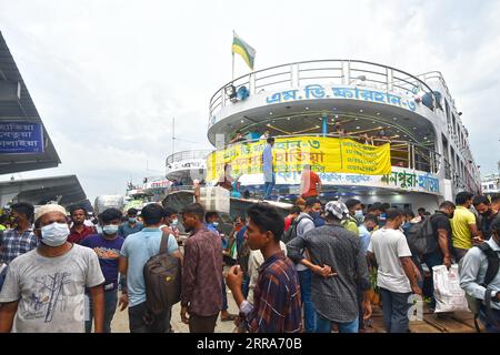 210718 -- DHAKA, 18. Juli 2021 -- Reisende werden am Terminal Sadarghat vor Eid al-Adha in Dhaka, Bangladesch, am 18. Juli 2021 gesehen. Als sich Eid al-Adha nähert, sind Hunderttausende von Dhaka-Bewohnern aus der Stadt gestreamt, um mit ihren Kite und Verwandten in Dorfhäusern an dem Festival teilzunehmen. BANGLADESCH-DHAKA-EID AL-ADHA-TRAVELERS SALIM PUBLICATIONXNOTXINXCHN Stockfoto