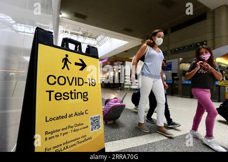 210719 -- LOS ANGELES, 19. Juli 2021 -- Reisende mit Gesichtsmasken werden am Los Angeles International Airport in Los Angeles, USA, 18. Juli 2021 gesehen. Die Gesundheitsbehörden im Los Angeles County gaben am Donnerstag bekannt, dass der bevölkerungsreichste County der Vereinigten Staaten aufgrund der erhöhten COVID-19-Übertragung von allen Einwohnern verlangen wird, Masken in öffentlichen Räumen zu tragen, unabhängig vom Impfstatus. U.S.-LOS ANGELES-COVID-19-MASKEN GaoxShan PUBLICATIONxNOTxINxCHN Stockfoto