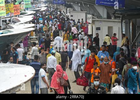 210718 -- DHAKA, 18. Juli 2021 -- Reisende werden am Terminal Sadarghat vor Eid al-Adha in Dhaka, Bangladesch, am 18. Juli 2021 gesehen. Als sich Eid al-Adha nähert, sind Hunderttausende von Dhaka-Bewohnern aus der Stadt gestreamt, um mit ihren Kite und Verwandten in Dorfhäusern an dem Festival teilzunehmen. BANGLADESCH-DHAKA-EID AL-ADHA-TRAVELERS SALIM PUBLICATIONXNOTXINXCHN Stockfoto