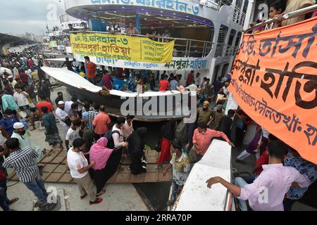 210718 -- DHAKA, 18. Juli 2021 -- Reisende steigen am 18. Juli 2021 in die Fähren am Sadarghat-Terminal vor Eid al-Adha in Dhaka, Bangladesch. Als sich Eid al-Adha nähert, sind Hunderttausende von Dhaka-Bewohnern aus der Stadt gestreamt, um mit ihren Kite und Verwandten in Dorfhäusern an dem Festival teilzunehmen. BANGLADESCH-DHAKA-EID AL-ADHA-TRAVELERS SALIM PUBLICATIONXNOTXINXCHN Stockfoto