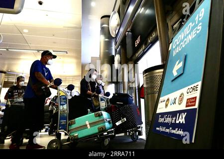 210719 -- LOS ANGELES, 19. Juli 2021 -- Reisende mit Gesichtsmasken werden am Los Angeles International Airport in Los Angeles, USA, 18. Juli 2021 gesehen. Die Gesundheitsbehörden im Los Angeles County gaben am Donnerstag bekannt, dass der bevölkerungsreichste County der Vereinigten Staaten aufgrund der erhöhten COVID-19-Übertragung von allen Einwohnern verlangen wird, Masken in öffentlichen Räumen zu tragen, unabhängig vom Impfstatus. U.S.-LOS ANGELES-COVID-19-MASKEN GaoxShan PUBLICATIONxNOTxINxCHN Stockfoto