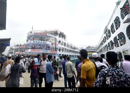 210718 -- DHAKA, 18. Juli 2021 -- Reisende werden am Terminal Sadarghat vor Eid al-Adha in Dhaka, Bangladesch, am 18. Juli 2021 gesehen. Als sich Eid al-Adha nähert, sind Hunderttausende von Dhaka-Bewohnern aus der Stadt gestreamt, um mit ihren Kite und Verwandten in Dorfhäusern an dem Festival teilzunehmen. BANGLADESCH-DHAKA-EID AL-ADHA-TRAVELERS SALIM PUBLICATIONXNOTXINXCHN Stockfoto