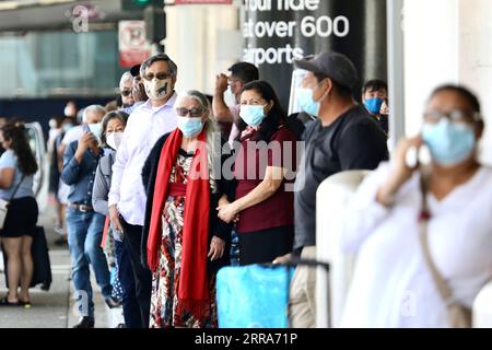 210719 -- LOS ANGELES, 19. Juli 2021 -- Reisende mit Gesichtsmasken werden am Los Angeles International Airport in Los Angeles, USA, 18. Juli 2021 gesehen. Die Gesundheitsbehörden im Los Angeles County gaben am Donnerstag bekannt, dass der bevölkerungsreichste County der Vereinigten Staaten aufgrund der erhöhten COVID-19-Übertragung von allen Einwohnern verlangen wird, Masken in öffentlichen Räumen zu tragen, unabhängig vom Impfstatus. U.S.-LOS ANGELES-COVID-19-MASKEN GaoxShan PUBLICATIONxNOTxINxCHN Stockfoto