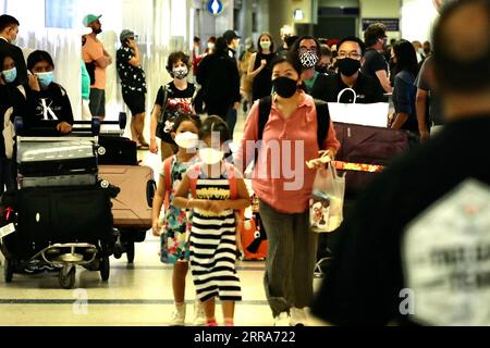 210719 -- LOS ANGELES, 19. Juli 2021 -- Reisende mit Gesichtsmasken werden am Los Angeles International Airport in Los Angeles, USA, 18. Juli 2021 gesehen. Die Gesundheitsbehörden im Los Angeles County gaben am Donnerstag bekannt, dass der bevölkerungsreichste County der Vereinigten Staaten aufgrund der erhöhten COVID-19-Übertragung von allen Einwohnern verlangen wird, Masken in öffentlichen Räumen zu tragen, unabhängig vom Impfstatus. U.S.-LOS ANGELES-COVID-19-MASKEN GaoxShan PUBLICATIONxNOTxINxCHN Stockfoto