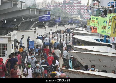 210718 -- DHAKA, 18. Juli 2021 -- Reisende werden am Terminal Sadarghat vor Eid al-Adha in Dhaka, Bangladesch, am 18. Juli 2021 gesehen. Als sich Eid al-Adha nähert, sind Hunderttausende von Dhaka-Bewohnern aus der Stadt gestreamt, um mit ihren Kite und Verwandten in Dorfhäusern an dem Festival teilzunehmen. BANGLADESCH-DHAKA-EID AL-ADHA-TRAVELERS SALIM PUBLICATIONXNOTXINXCHN Stockfoto