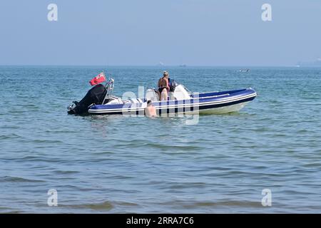 Studland, Dorset, UK, 7. September 2023, Wetter: Leute in einem Boot an der heißen sonnigen Südküste Englands in der Spätsommer Hitzewelle. Paul Biggins/Alamy Live News Stockfoto