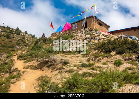 Kinnaur District's atemberaubende Täler und Berge am Basislager von Kinner Kailash Yatra, Ganesh Park, mit Schlammheimen und Camping Zelten in H Stockfoto