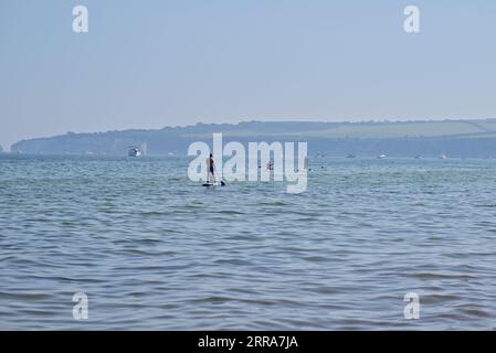 Studland, Dorset, UK, 7. September 2023, Wetter: Leute paddeln in der heißen Sonne vor der Südküste Englands in der Spätsommerheatwelle. Paul Biggins/Alamy Live News Stockfoto