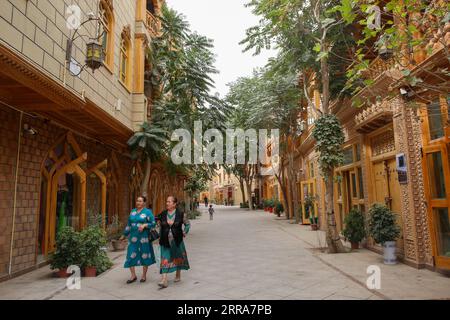 210720 -- ÜRÜMQI, 20. Juli 2021 -- Foto aufgenommen am 1. August 2019 zeigt den Blick auf die Altstadt Tuancheng von Hotan City, nordwestchinesische Autonome Region Xinjiang Uygur. Tuancheng erhält finanzielle Unterstützung von Peking bei der Stadterneuerung. Foto von /Xinhua Xinhua Schlagzeilen: China bündelt Ressourcen, um Xinjiang dabei zu helfen, mäßigen Wohlstand zu erreichen XuxZhuzhu PUBLICATIONxNOTxINxCHN Stockfoto