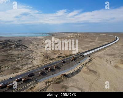 210720 -- FUHAI, 20. Juli 2021 -- Luftaufnahme vom 16. Juli 2021 zeigt eine Baustelle einer Schnellstraße durch die Wüste in der autonomen Region Xinjiang Uygur im Nordwesten Chinas. Der Bau der ersten Schnellstraße über die Wüste in Xinjiang verlief reibungslos. Die Schnellstraße, die die Präfektur Altay mit der regionalen Hauptstadt Ürümqi verbindet, erstreckt sich über etwa 343 km, wobei Abschnitte von mehr als 150 km durch die Wüste gebaut werden. CHINA-XINJIANG-CROSS-DESERT EXPRESSWAY-BAU CN GAOXHAN PUBLICATIONXNOTXINXCHN Stockfoto