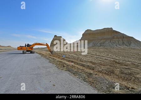 210720 -- FUHAI, 20. Juli 2021 -- Foto zeigt eine Baustelle einer Schnellstraße durch die Wüste in der autonomen Region Xinjiang Uygur im Nordwesten Chinas, 16. Juli 2021. Der Bau der ersten Schnellstraße über die Wüste in Xinjiang verlief reibungslos. Die Schnellstraße, die die Präfektur Altay mit der regionalen Hauptstadt Ürümqi verbindet, erstreckt sich über etwa 343 km, wobei Abschnitte von mehr als 150 km durch die Wüste gebaut werden. CHINA-XINJIANG-CROSS-DESERT EXPRESSWAY-BAU CN HOUXZHAOKANG PUBLICATIONXNOTXINXCHN Stockfoto