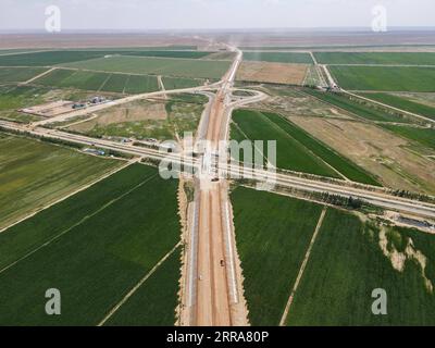 210720 -- FUHAI, 20. Juli 2021 -- Luftaufnahme vom 16. Juli 2021 zeigt eine Baustelle einer Schnellstraße durch die Wüste in der autonomen Region Xinjiang Uygur im Nordwesten Chinas. Der Bau der ersten Schnellstraße über die Wüste in Xinjiang verlief reibungslos. Die Schnellstraße, die die Präfektur Altay mit der regionalen Hauptstadt Ürümqi verbindet, erstreckt sich über etwa 343 km, wobei Abschnitte von mehr als 150 km durch die Wüste gebaut werden. CHINA-XINJIANG-CROSS-DESERT EXPRESSWAY-BAU CN GAOXHAN PUBLICATIONXNOTXINXCHN Stockfoto