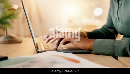 Nachts, Laptop und Frau tippen auf der Tastatur für Online-Marktforschung, Planung und Website-Copywriting. Beschäftigte Person, die für am Computer arbeitet Stockfoto