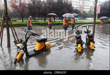 210720 -- LANZHOU, 20. Juli 2021 -- Mitarbeiter überprüfen ein wasserdurchflutetes Gebiet im Wuzhi County, Provinz Henan in Zentralchina, 20. Juli 2021. Das Wuzhi County von Jiaozuo hat vor kurzem ständig Regenfälle erlebt. Hochwasserschutzmaßnahmen wie Wasserentwässerung, Patrouillierungen von Böschungen und Verkehrskontrollen wurden durchgeführt, um die Sicherheit von Menschenleben und Eigentum zu schützen. Foto von /Xinhua CHINA-HENAN-WUZHI-SCHWERER REGEN CN FengxXiaomin PUBLICATIONxNOTxINxCHN Stockfoto