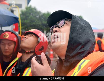 210720 -- JIAOZUO, 20. Juli 2021 -- Ein Feuerwehrmann warnt Dorfbewohner vor Überschwemmungsgefahr durch eine Drohne in der Gemeinde Zhouzhuang, Provinz Xiuwu in Jiaozuo, Provinz Henan in Zentralchina, 20. Juli 2021. Flüsse in Jiaozuo haben einen Anstieg des Wasserspiegels erlebt, als in letzter Zeit ständig Regenfälle die Stadt heimsuchten. Die lokalen Behörden haben Arbeiter zur Hochwasserkontrolle organisiert, die rund um die Uhr in der Stadt patrouillieren und versteckte Gefahren beseitigen, um die Sicherheit von Leben und Eigentum der Menschen zu schützen. CHINA-HENAN-JIAOZUO-SCHWERE NIEDERSCHLAGSBEKÄMPFUNG CN LIXJIANAN PUBLICATIONXNOTXINXCHN Stockfoto