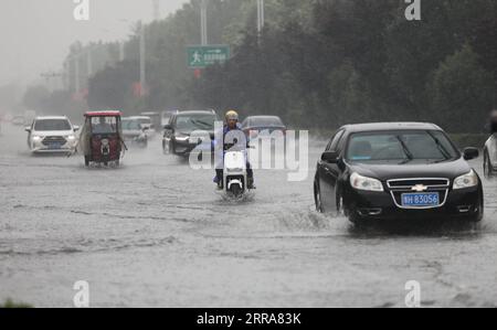 210720 -- LANZHOU, 20. Juli 2021 -- Menschen fahren im Regen im Wuzhi County, zentralchinesische Provinz Henan, 20. Juli 2021. Das Wuzhi County von Jiaozuo hat vor kurzem ständig Regenfälle erlebt. Hochwasserschutzmaßnahmen wie Wasserentwässerung, Patrouillierungen von Böschungen und Verkehrskontrollen wurden durchgeführt, um die Sicherheit von Menschenleben und Eigentum zu schützen. Foto von /Xinhua CHINA-HENAN-WUZHI-SCHWERER REGEN CN FengxXiaomin PUBLICATIONxNOTxINxCHN Stockfoto