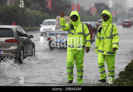 210720 -- LANZHOU, 20. Juli 2021 -- Polizeibeamte leiten den Verkehr in einem wasserdurchfluteten Gebiet im Wuzhi County, zentralchinesische Provinz Henan, 20. Juli 2021. Das Wuzhi County von Jiaozuo hat vor kurzem ständig Regenfälle erlebt. Hochwasserschutzmaßnahmen wie Wasserentwässerung, Patrouillierungen von Böschungen und Verkehrskontrollen wurden durchgeführt, um die Sicherheit von Menschenleben und Eigentum zu schützen. Foto von /Xinhua CHINA-HENAN-WUZHI-SCHWERER REGEN CN FengxXiaomin PUBLICATIONxNOTxINxCHN Stockfoto