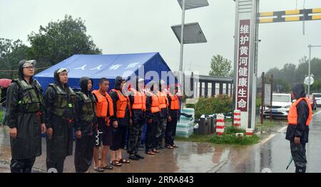 210720 -- JIAOZUO, 20. Juli 2021 -- Flutkontrollarbeiter bereiten sich auf die Patrouille des Danhe River im Dorf Chenzhuang, Township Motou, County Bo Ai in Jiaozuo, Provinz Henan in Zentralchina, 20. Juli 2021 vor. Flüsse in Jiaozuo haben einen Anstieg des Wasserspiegels erlebt, als in letzter Zeit ständig Regenfälle die Stadt heimsuchten. Die lokalen Behörden haben Arbeiter zur Hochwasserkontrolle organisiert, die rund um die Uhr in der Stadt patrouillieren und versteckte Gefahren beseitigen, um die Sicherheit von Leben und Eigentum der Menschen zu schützen. CHINA-HENAN-JIAOZUO-SCHWERE NIEDERSCHLAGSBEKÄMPFUNG CN LIXJIANAN PUBLICATIONXNOTXINXCHN Stockfoto