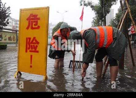 210720 -- LANZHOU, 20. Juli 2021 -- Mitarbeiter entwässern Wasser in einem wasserdurchfluteten Gebiet im Wuzhi County, zentralchinesische Provinz Henan, 20. Juli 2021. Das Wuzhi County von Jiaozuo hat vor kurzem ständig Regenfälle erlebt. Hochwasserschutzmaßnahmen wie Wasserentwässerung, Patrouillierungen von Böschungen und Verkehrskontrollen wurden durchgeführt, um die Sicherheit von Menschenleben und Eigentum zu schützen. Foto von /Xinhua CHINA-HENAN-WUZHI-SCHWERER REGEN CN FengxXiaomin PUBLICATIONxNOTxINxCHN Stockfoto