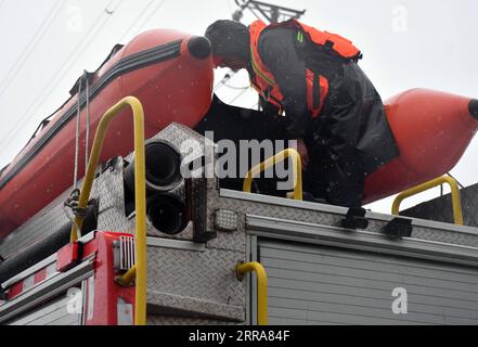 210720 -- JIAOZUO, 20. Juli 2021 -- Ein Feuerwehrmann leitet das Wasser für das Boot in einem Hochwasserkontrollgebiet in der Gemeinde Zhouzhuang, Xiuwu County von Jiaozuo, zentralchinesische Provinz Henan, 20. Juli 2021. Flüsse in Jiaozuo haben einen Anstieg des Wasserspiegels erlebt, als in letzter Zeit ständig Regenfälle die Stadt heimsuchten. Die lokalen Behörden haben Arbeiter zur Hochwasserkontrolle organisiert, die rund um die Uhr in der Stadt patrouillieren und versteckte Gefahren beseitigen, um die Sicherheit von Leben und Eigentum der Menschen zu schützen. CHINA-HENAN-JIAOZUO-SCHWERE NIEDERSCHLAGSBEKÄMPFUNG CN LIXJIANAN PUBLICATIONXNOTXINXCHN Stockfoto