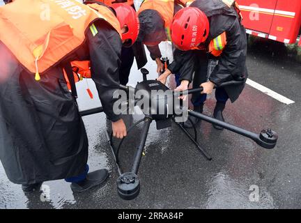 210720 -- JIAOZUO, 20. Juli 2021 -- Feuerwehrleute betreiben eine Drohne, um die Hochwasserschutzarbeiten in der Gemeinde Zhouzhuang, Provinz Xiuwu in Jiaozuo, Provinz Henan in Zentralchina, 20. Juli 2021 durchzuführen. Flüsse in Jiaozuo haben einen Anstieg des Wasserspiegels erlebt, als in letzter Zeit ständig Regenfälle die Stadt heimsuchten. Die lokalen Behörden haben Arbeiter zur Hochwasserkontrolle organisiert, die rund um die Uhr in der Stadt patrouillieren und versteckte Gefahren beseitigen, um die Sicherheit von Leben und Eigentum der Menschen zu schützen. CHINA-HENAN-JIAOZUO-SCHWERE NIEDERSCHLAGSBEKÄMPFUNG CN LIXJIANAN PUBLICATIONXNOTXINXCHN Stockfoto