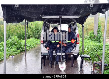 210720 -- JIAOZUO, 20. Juli 2021 -- Flutschutzarbeiter werden im Dorf Chenzhuang, Township Motou, County Bo Ai in Jiaozuo, Provinz Henan in Zentralchina, 20. Juli 2021 gesehen. Flüsse in Jiaozuo haben einen Anstieg des Wasserspiegels erlebt, als in letzter Zeit ständig Regenfälle die Stadt heimsuchten. Die lokalen Behörden haben Arbeiter zur Hochwasserkontrolle organisiert, die rund um die Uhr in der Stadt patrouillieren und versteckte Gefahren beseitigen, um die Sicherheit von Leben und Eigentum der Menschen zu schützen. CHINA-HENAN-JIAOZUO-SCHWERE NIEDERSCHLAGSBEKÄMPFUNG CN LIXJIANAN PUBLICATIONXNOTXINXCHN Stockfoto