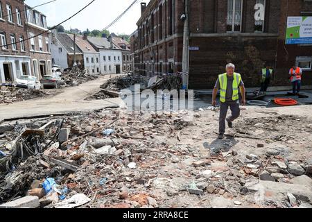 Bilder des Jahres 2021, News 07 Juli News Themen der Woche KW29 News Bilder des Tages 210721 -- PEPINSTER, 21. Juli 2021 -- Ein Mitarbeiter geht auf einer beschädigten Straße in Pepinster, Belgien, 20. Juli 2021. Belgien ist von Überschwemmungen betroffen, und es werden Aufräumarbeiten durchgeführt, um den schwer betroffenen Regionen zu helfen, sich von den Zerstörungen zu erholen. BELGIEN-PEPINSTER-FLOODS-AFTERMATH ZhangxCheng PUBLICATIONxNOTxINxCHN Stockfoto