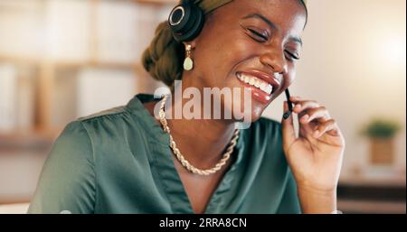 Callcenter, Berater und schwarze Frau, die lachen, Telemarketing betreiben und neue Systeme, Prozesse und Computer erklären. Afroamerikanische Agentin Stockfoto