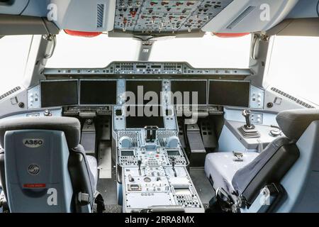 210721 -- TIANJIN, 21. Juli 2021 -- Foto aufgenommen am 21. Juli 2021 zeigt das Cockpit eines Airbus A350, das an China Eastern Airlines im Airbus Tianjin Widebody Completion and Delivery Center im nordchinesischen Tianjin geliefert wurde. Airbus hat sein A350-Flugzeugprojekt in seinem Großraumfertigstellungs- und Lieferzentrum im nordchinesischen Tianjin eingeweiht. Es ist das erste Mal, dass der europäische Planer ein solches Projekt für die A350 außerhalb Europas ins Leben gerufen hat. CHINA-TIANJIN-AIRBUS-A350-LIEFERUNG CN ZHANGXYUWEI PUBLICATIONXNOTXINXCHN Stockfoto