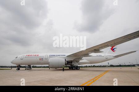 210721 -- TIANJIN, 21. Juli 2021 -- Foto vom 21. Juli 2021 zeigt einen Airbus A350, der an China Eastern Airlines im Airbus Tianjin Widebody Completion and Delivery Center im nordchinesischen Tianjin geliefert wurde. Airbus hat sein A350-Flugzeugprojekt in seinem Großraumfertigstellungs- und Lieferzentrum im nordchinesischen Tianjin eingeweiht. Es ist das erste Mal, dass der europäische Planer ein solches Projekt für die A350 außerhalb Europas ins Leben gerufen hat. CHINA-TIANJIN-AIRBUS-A350-LIEFERUNG CN SUNXFANYUE PUBLICATIONXNOTXINXCHN Stockfoto