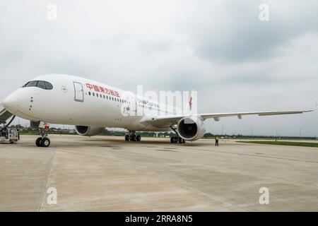 210721 -- TIANJIN, 21. Juli 2021 -- Foto vom 21. Juli 2021 zeigt einen Airbus A350, der an China Eastern Airlines im Airbus Tianjin Widebody Completion and Delivery Center im nordchinesischen Tianjin geliefert wurde. Airbus hat sein A350-Flugzeugprojekt in seinem Großraumfertigstellungs- und Lieferzentrum im nordchinesischen Tianjin eingeweiht. Es ist das erste Mal, dass der europäische Planer ein solches Projekt für die A350 außerhalb Europas ins Leben gerufen hat. CHINA-TIANJIN-AIRBUS-A350-LIEFERUNG CN ZHANGXYUWEI PUBLICATIONXNOTXINXCHN Stockfoto