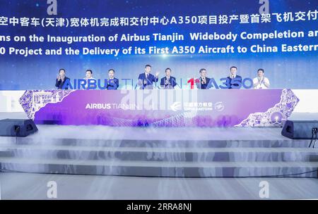 210721 -- TIANJIN, 21. Juli 2021 -- Gäste nehmen an der Einweihung des Airbus A350-Projekts und der ersten Zeremonie der Flugzeugauslieferung im Airbus Tianjin Widebody Completion and Delivery Center im nordchinesischen Tianjin, 21. Juli 2021, Teil. Airbus hat sein A350-Flugzeugprojekt in seinem Großraumfertigstellungs- und Lieferzentrum im nordchinesischen Tianjin eingeweiht. Es ist das erste Mal, dass der europäische Planer ein solches Projekt für die A350 außerhalb Europas ins Leben gerufen hat. CHINA-TIANJIN-AIRBUS-A350-LIEFERUNG CN ZHANGXYUWEI PUBLICATIONXNOTXINXCHN Stockfoto