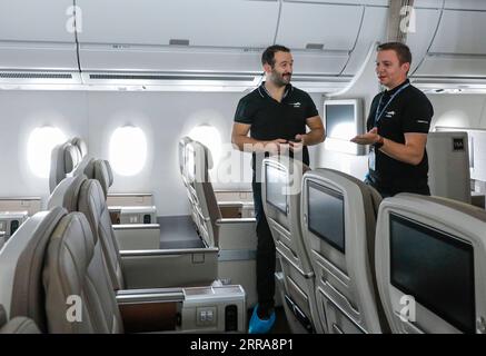 210721 -- TIANJIN, 21. Juli 2021 -- Mitarbeiter stellen Kabinenanlagen eines Airbus A350 vor, der an China Eastern Airlines im Airbus Tianjin Widebody Completion and Delivery Center im nordchinesischen Tianjin geliefert wird, 21. Juli 2021. Airbus hat sein A350-Flugzeugprojekt in seinem Großraumfertigstellungs- und Lieferzentrum im nordchinesischen Tianjin eingeweiht. Es ist das erste Mal, dass der europäische Planer ein solches Projekt für die A350 außerhalb Europas ins Leben gerufen hat. CHINA-TIANJIN-AIRBUS-A350-LIEFERUNG CN ZHANGXYUWEI PUBLICATIONXNOTXINXCHN Stockfoto