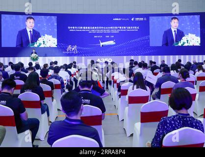 210721 -- TIANJIN, 21. Juli 2021 -- Gäste nehmen an der Einweihung des Airbus A350-Projekts und der ersten Zeremonie der Flugzeugauslieferung im Airbus Tianjin Widebody Completion and Delivery Center im nordchinesischen Tianjin, 21. Juli 2021, Teil. Airbus hat sein A350-Flugzeugprojekt in seinem Großraumfertigstellungs- und Lieferzentrum im nordchinesischen Tianjin eingeweiht. Es ist das erste Mal, dass der europäische Planer ein solches Projekt für die A350 außerhalb Europas ins Leben gerufen hat. CHINA-TIANJIN-AIRBUS-A350-LIEFERUNG CN ZHANGXYUWEI PUBLICATIONXNOTXINXCHN Stockfoto