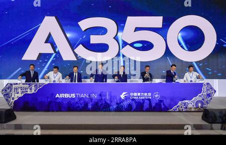 210721 -- TIANJIN, 21. Juli 2021 -- Gäste nehmen an der Einweihung des Airbus A350-Projekts und der ersten Zeremonie der Flugzeugauslieferung im Airbus Tianjin Widebody Completion and Delivery Center im nordchinesischen Tianjin, 21. Juli 2021, Teil. Airbus hat sein A350-Flugzeugprojekt in seinem Großraumfertigstellungs- und Lieferzentrum im nordchinesischen Tianjin eingeweiht. Es ist das erste Mal, dass der europäische Planer ein solches Projekt für die A350 außerhalb Europas ins Leben gerufen hat. CHINA-TIANJIN-AIRBUS-A350-LIEFERUNG CN SUNXFANYUE PUBLICATIONXNOTXINXCHN Stockfoto