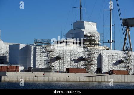 Luxus-Yachten, die umgebaut oder gewartet werden, mit Gerüsten und Planen bedeckt, in La Ciotat Boatyard oder Shipyard Workshops Provence France Stockfoto