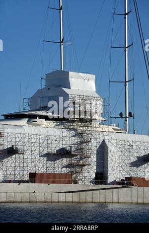 Luxus-Yachten, die umgebaut oder gewartet werden, mit Gerüsten und Planen bedeckt, in La Ciotat Boatyard oder Shipyard Workshops Provence France Stockfoto