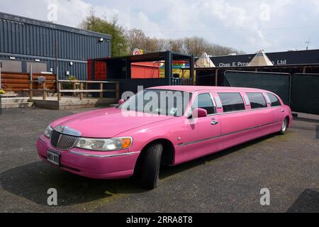Pink Lincoln Navigator Luxusauto, Stretch Limousine oder Limousine mit langem Radstand Stockfoto
