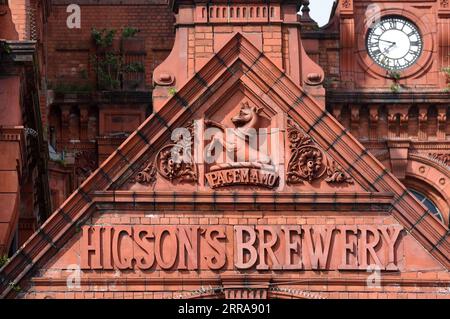 Giebel mit dem Motto Pacem Amo, I Live Peace, On Redbrick oder Red Brick Victorian Achitecture der Higsons Brewery oder Daniel Higson Brewer, Liverpool Stockfoto